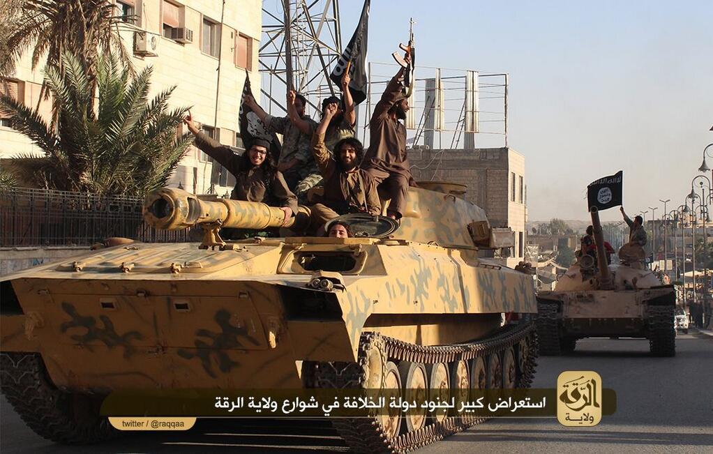 Jihadisten auf einem Panzer