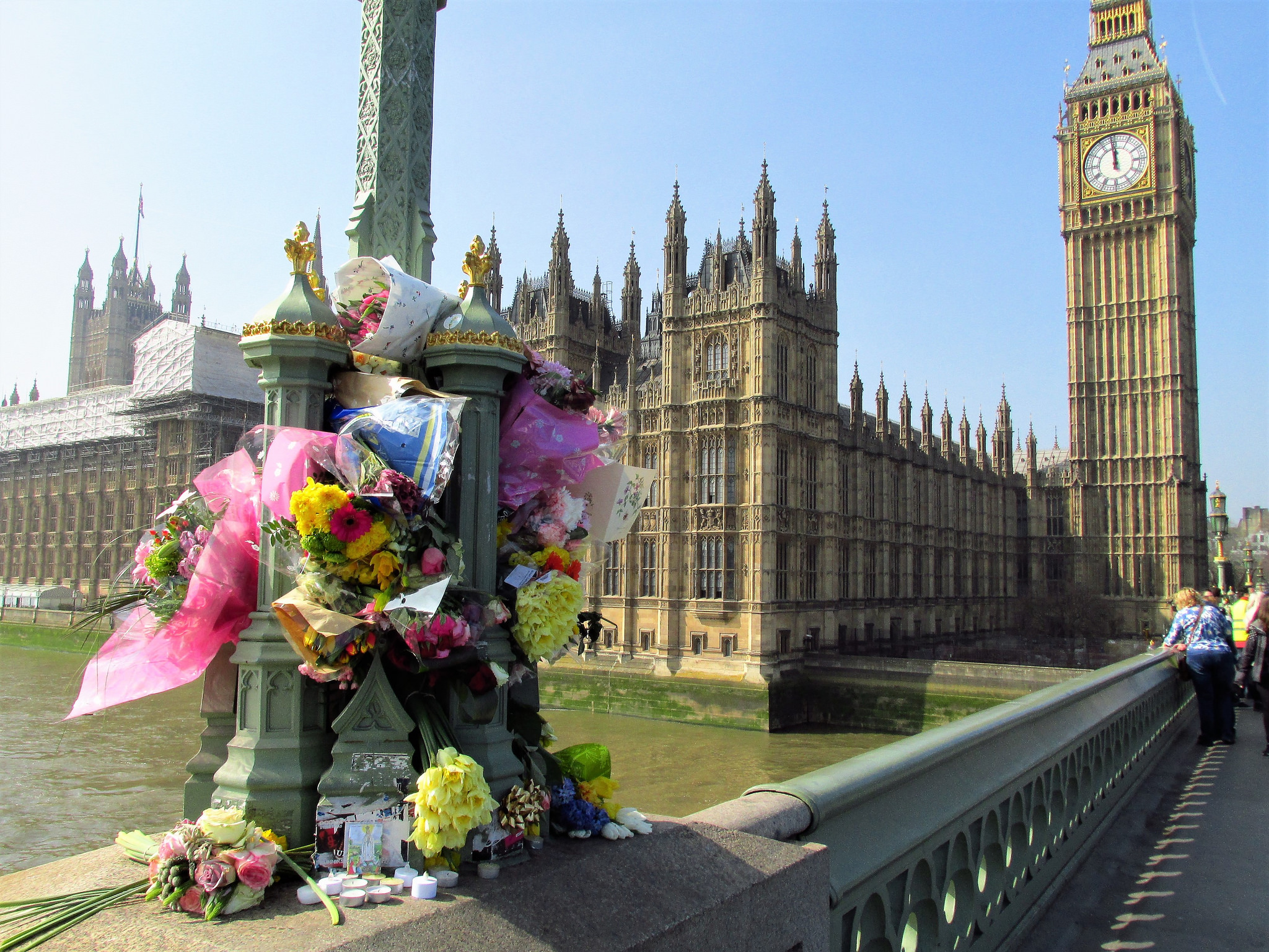 Blumen vor dem britischen Parlament