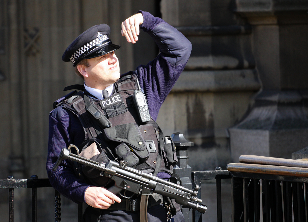 Bewaffneter Polizist in London