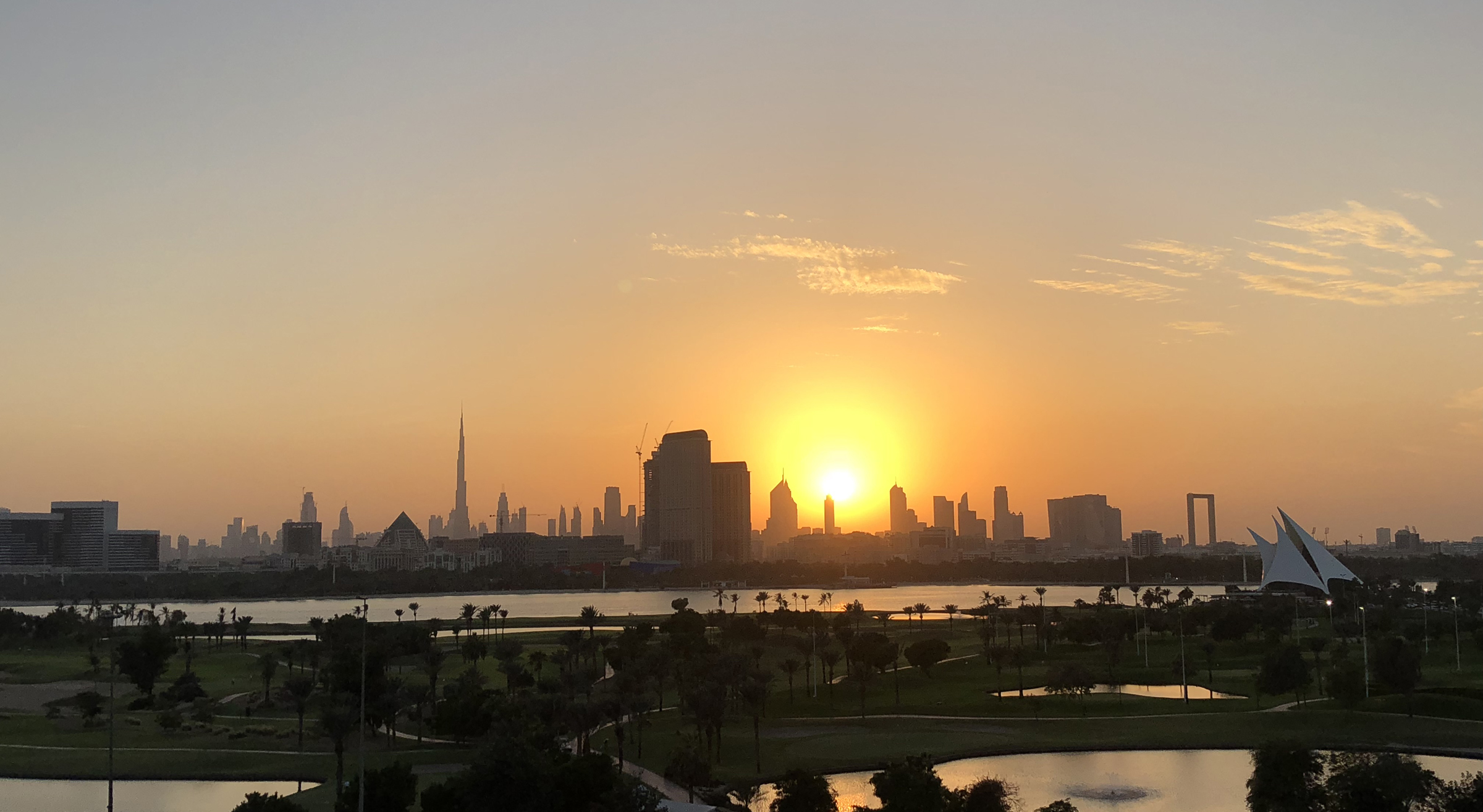 Skyline von Dubai im Sonnenuntergang.
